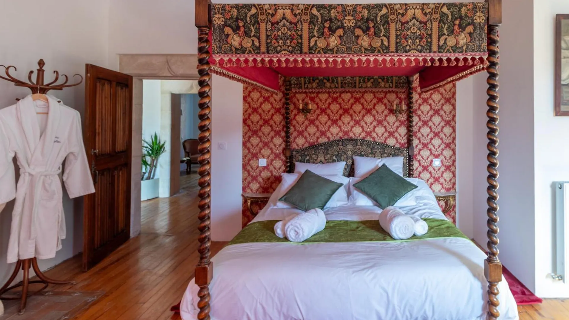 Couette-café Chateau Le Beylon - Chambres D'Hotes Montmaur  France